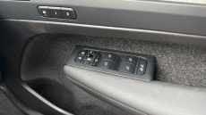 Volvo XC40 2.0 B3P Ultra Dark 5dr Auto Petrol Estate